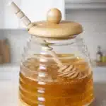 Dispensador de Miel de Vidrio con Tapa de Bambú