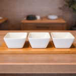 Set de Bowls Cuadrados de Cerámica con Base de Bambú – 3 Piezas
