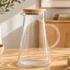 Jarra de vidrio con tapa de madera
